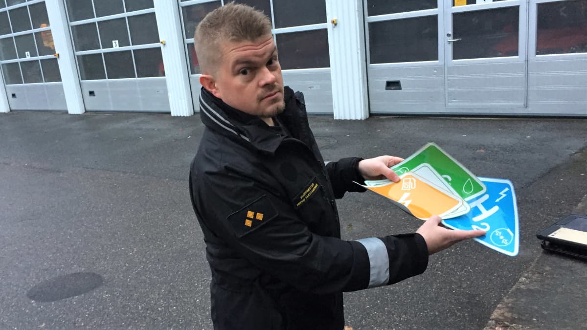Etelä-Karjalan pelastuslaitoksen vuoromestari Mikko Saastamoinen esittelee erilaisia käyttövoimatarroja.