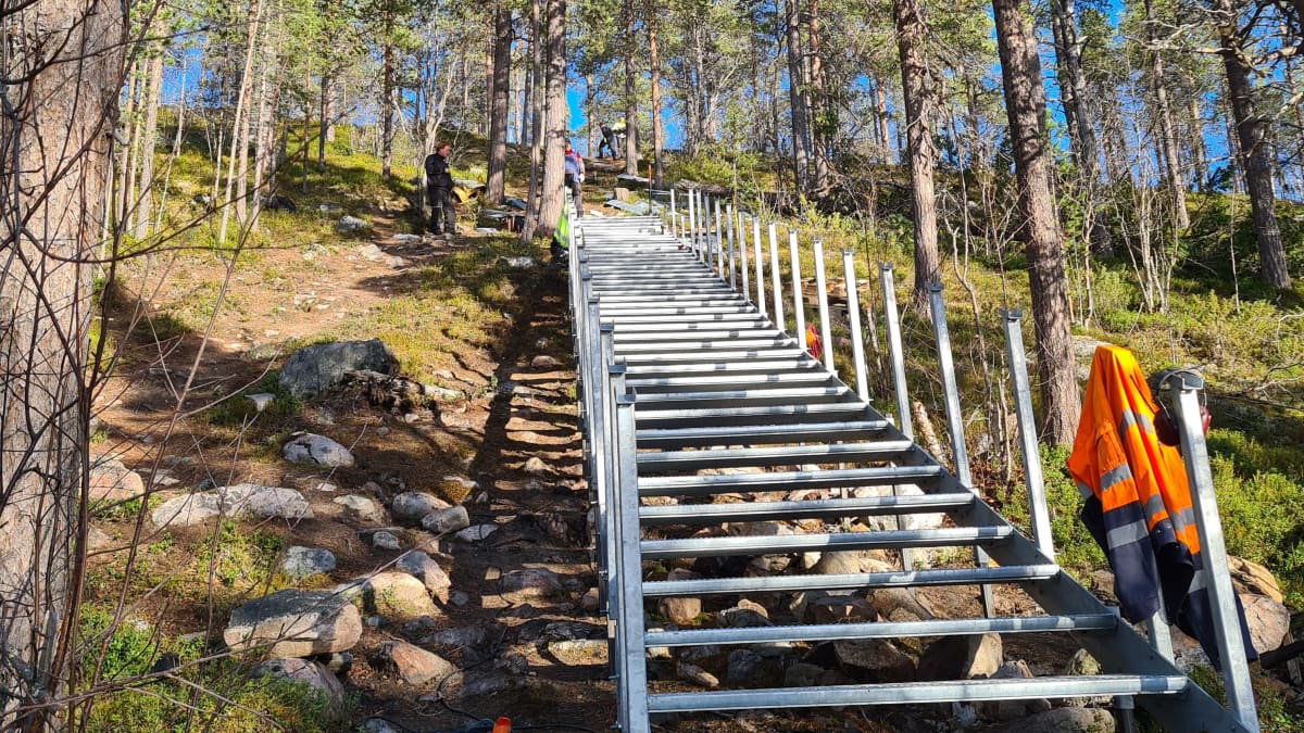 Hetan Jyppyrään rakentuvat kuntoportaat.