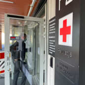 Mies kävelee sisään ovesta Kainuun keskussairaalan päivystyspoliklinikalla.