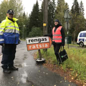 Ylikonstaapeli Timo Kokkonen liikennepoliisista ja Liikenneturvan yhteyspäällikkö Tuula Taskinen