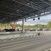 Kaksi autojonoa, jossa on henkilöautoja monikaistaisella tiellä matkalla katokseen.