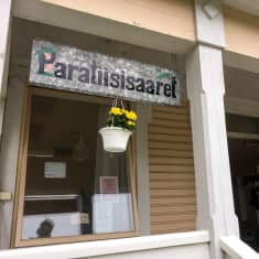 Säynätsalon entinen pappilarakennus, jonka kuistilla Paratiisisaaret ry:n kyltti