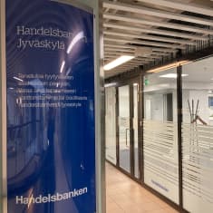 Handelsbankenin sisäänkäynti kauppakeskuksen sisällä.