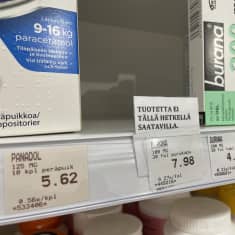 Apteekin lääkehyllyssä on tyhjä kohta, kun lääke on myyty loppuun. Edessä on lappu, jossa kerrotaan, että tuotetta ei ole tällä hetkellä saatavilla.