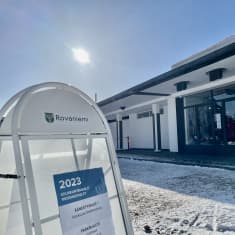 Äänestyskyltti Rovaniemen kirjaston oven edessä.
