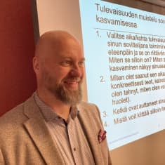 Työyhteisön sovittelijoita kouluttava Harri Väisänen pitämässä koulutusta.