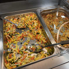 Kaksi kouluruokallinjaston syvennystä, joissa on kasvisruokaa ja ottimia.