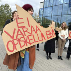 Nuoret naiset pitävät esillä mielenosoituskylttejä LAB-ammattikorkeakoulun pihalla.
