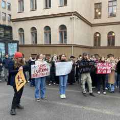 Helsingin Ressun lukion oppilaat osoittavat mieltä koulun pihalla hallituksen leikkauksia vastaan.