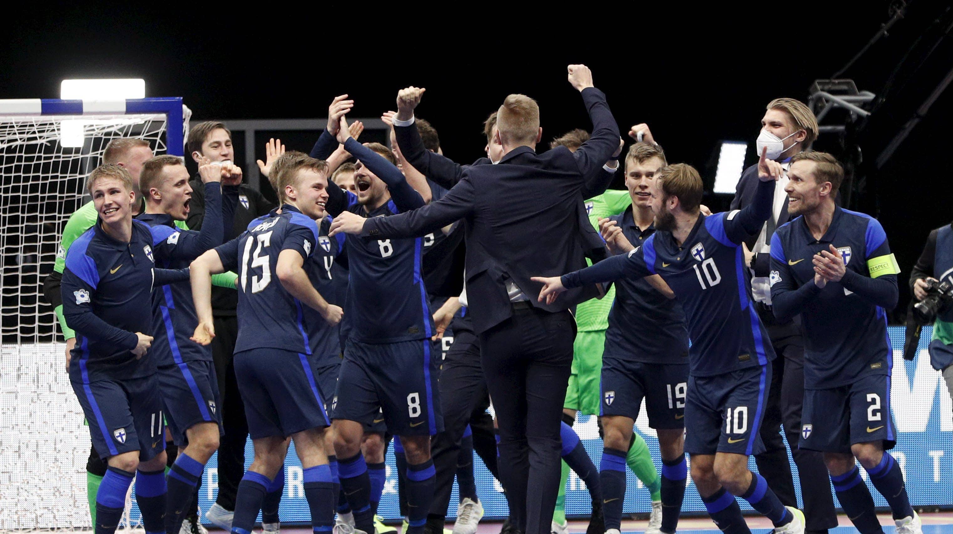 Suomi juhlii futsalissa EM-jatkopaikkaa.