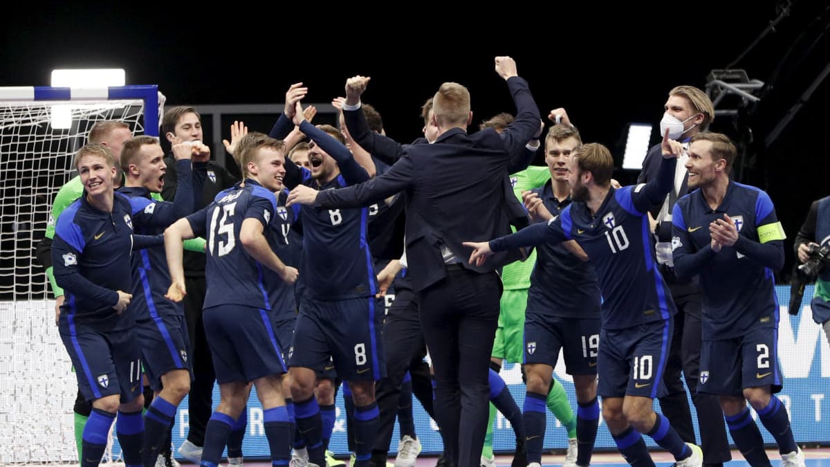 Suomen futsalmiehet juhlivat fanien edessä