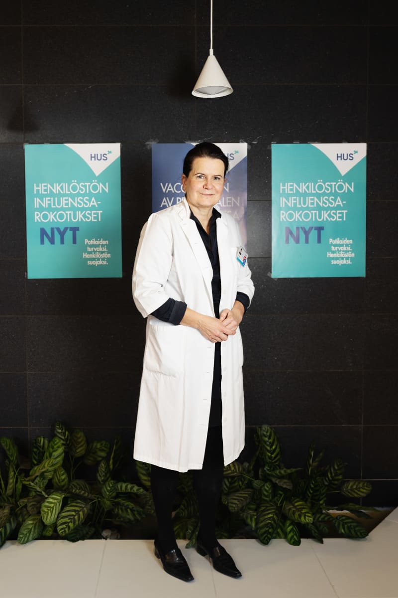 Apulaisylilääkäri Eeva Ruotsalainen seisoo influenssarokotteiden ottamiseen kehottavien julisteiden edessä.