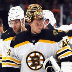 Tuukka Rask poistumassa jäältä New York Islandersille kärsityn pudotuspelitappion jälkeen kesällä 2021.