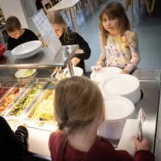 Oppilaita ruokajonossa Tietolan koululla Valkeakoskella.