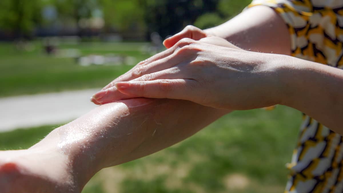 Aurinkovoidetta levitetään käsivarrelle