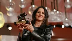 Elokuvaohjaaja Laura Poitras ottaa vastaan Kultaisen leijonan palkinnon parhaasta elokuvasta Venetsian elokuvajuhlilla.