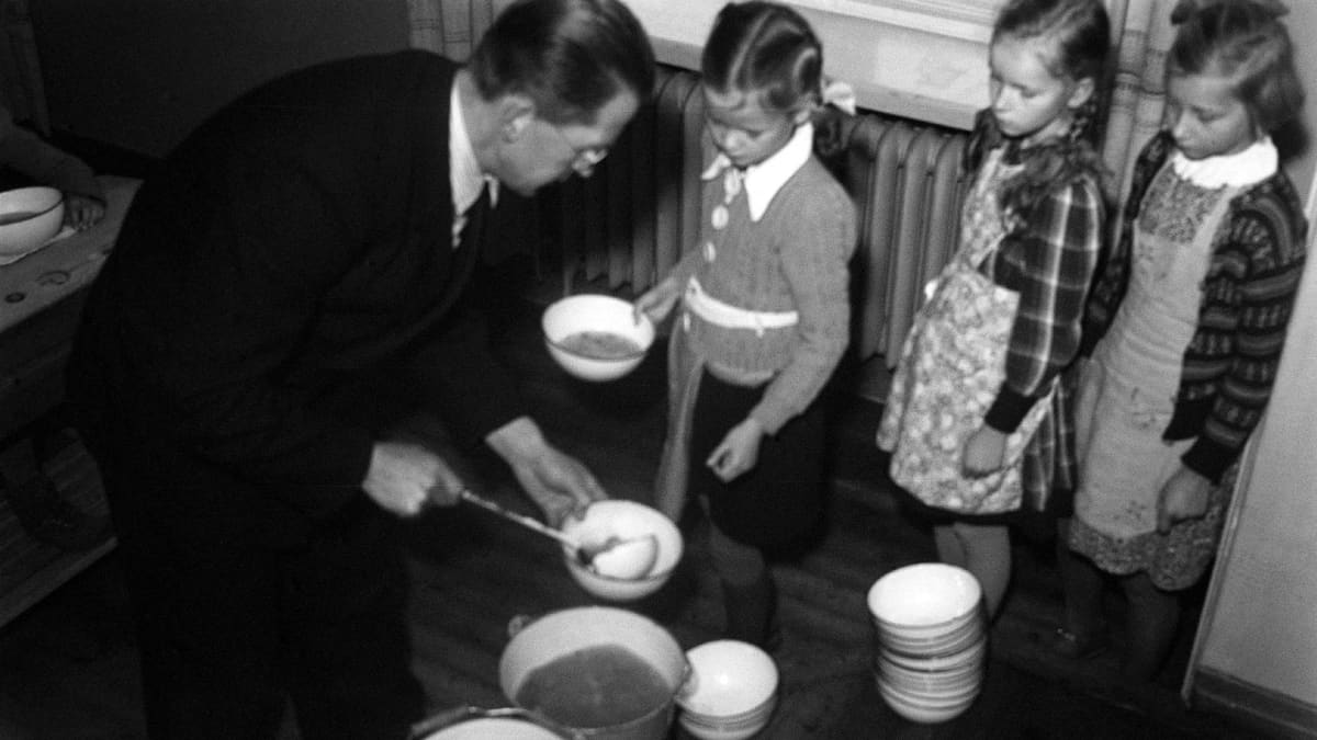Lapsia ruokailemassa Lauttasaaren koulussa vuonna 1943.