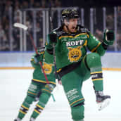 Marko Anttila tuuletti maalia TPS:ää vastaan.