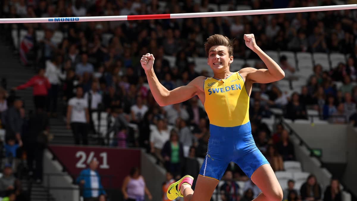Armand Duplantis tuulettaa onnistunutta karsintahyppyään Tokion olympialaisissa