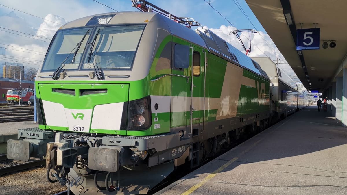 Vectron-sähköveturi Turun rautatieasemalla.