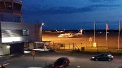 Ett Norra-flyg har landat på Åbo flygfält en sommarnatt.