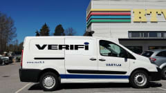 Turvapalveluita myyvän Verifi yrityksen pakettiauto sivusta kuvattuna.