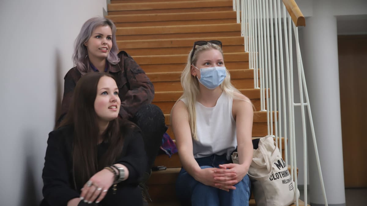 Näyttelijät Olympiada Hartikainen (ylh.), Veera Pyykkö (alh. vas) ja Elli Arstila istuvat portailla Lovi-sarjan kuvaustauolla.