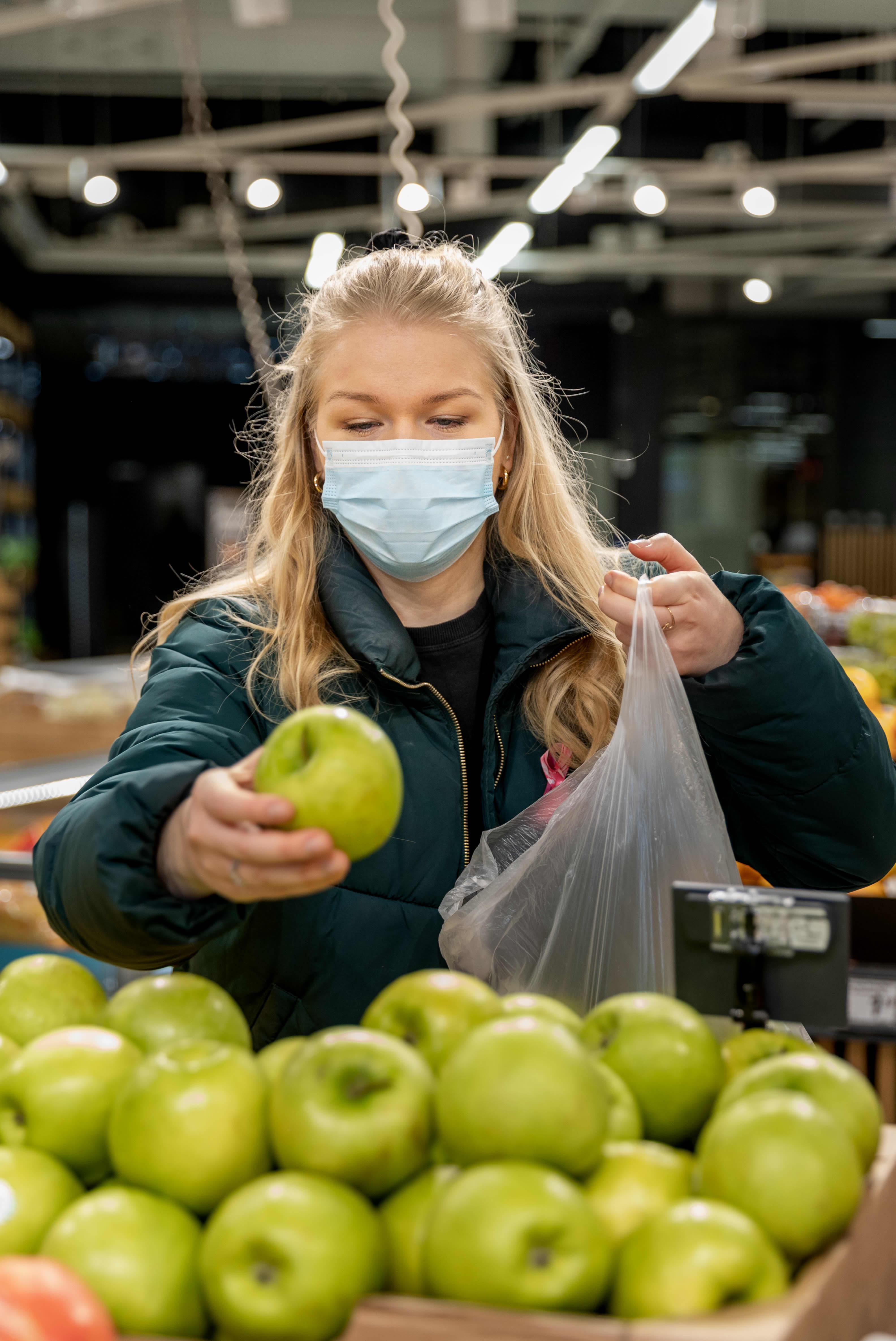 Hanna Walsh valitsee omenia ruokakaupassa