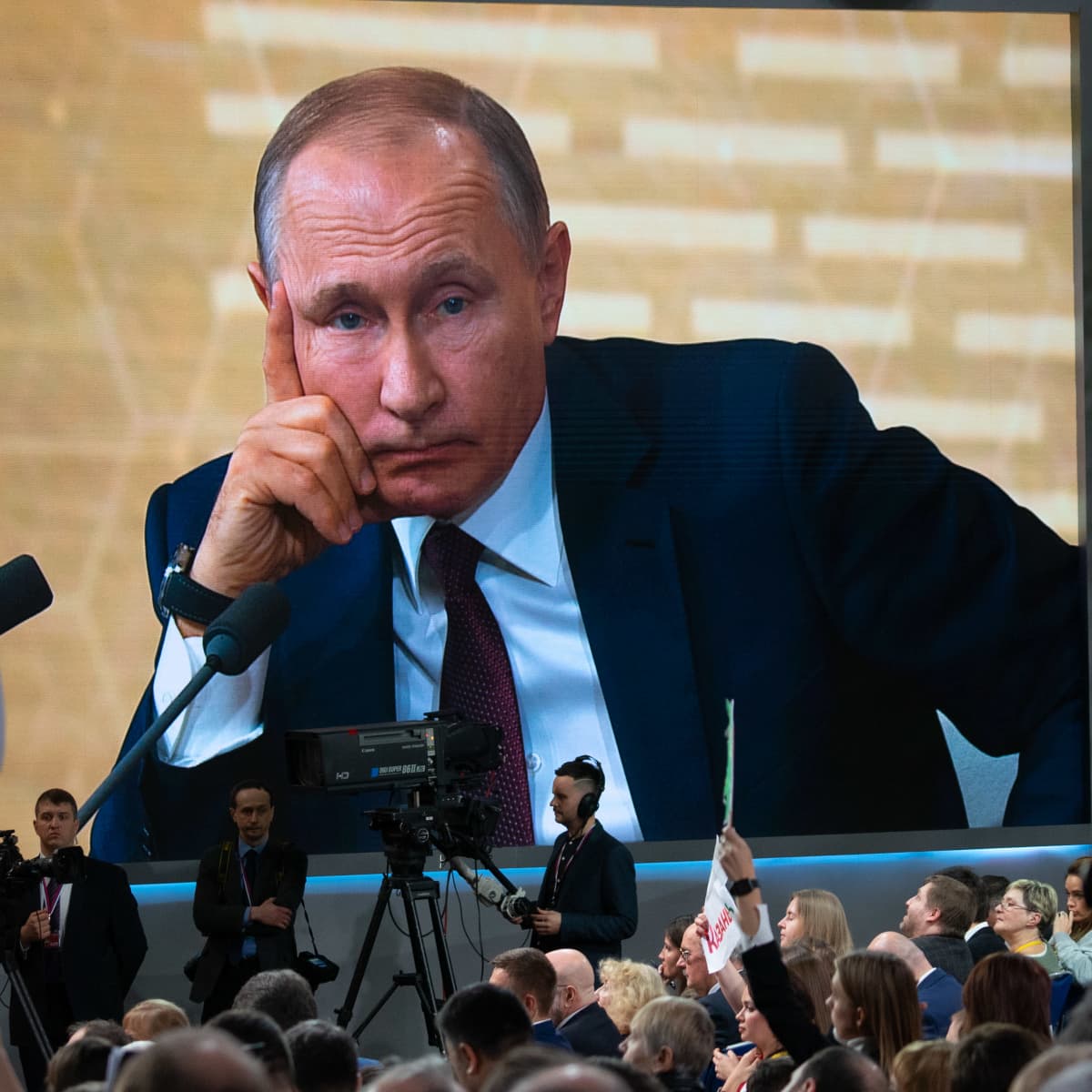 Vladimir Putin kuvattuna lehdistötilaisuudessaan suurelta näytöltä.