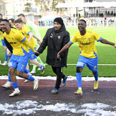 Gnistanin pelaajat Momodou Sarr (17), David Agbo (20), Benjamin Tatar (2. oik) sekä Saku Heiskanen (3) juhlivat 2-1 kotivoittoa jalkapallon Veikkausliigan tämän kauden avauskierroksen ottelussa Gnistan - FC Inter Helsingissä 6. huhtikuuta 2024.
