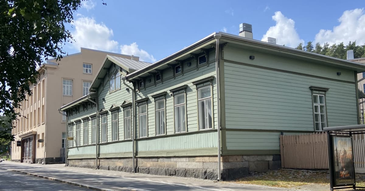 Yksi Jyväskylän keskustan maamerkeistä vaihtaa omistajaa, martat myyvät  Fredriksonin vanhan puutalon | Yle Uutiset