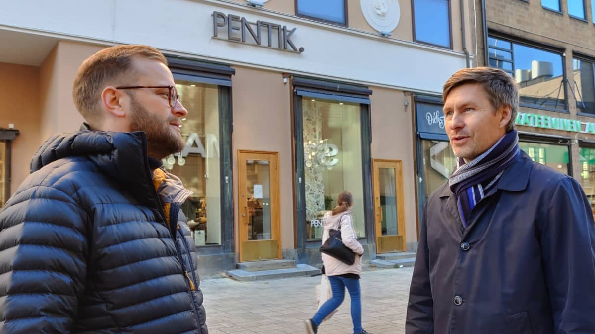 Tutkijat Matti Välimäki ja City Pitkänen Turussa.