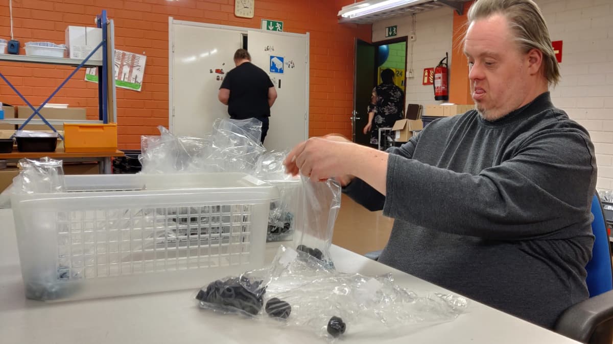 Jani Enkkilä pussitta muoviosia Loimaan kehitysvammaisten toimintakeskuksessa