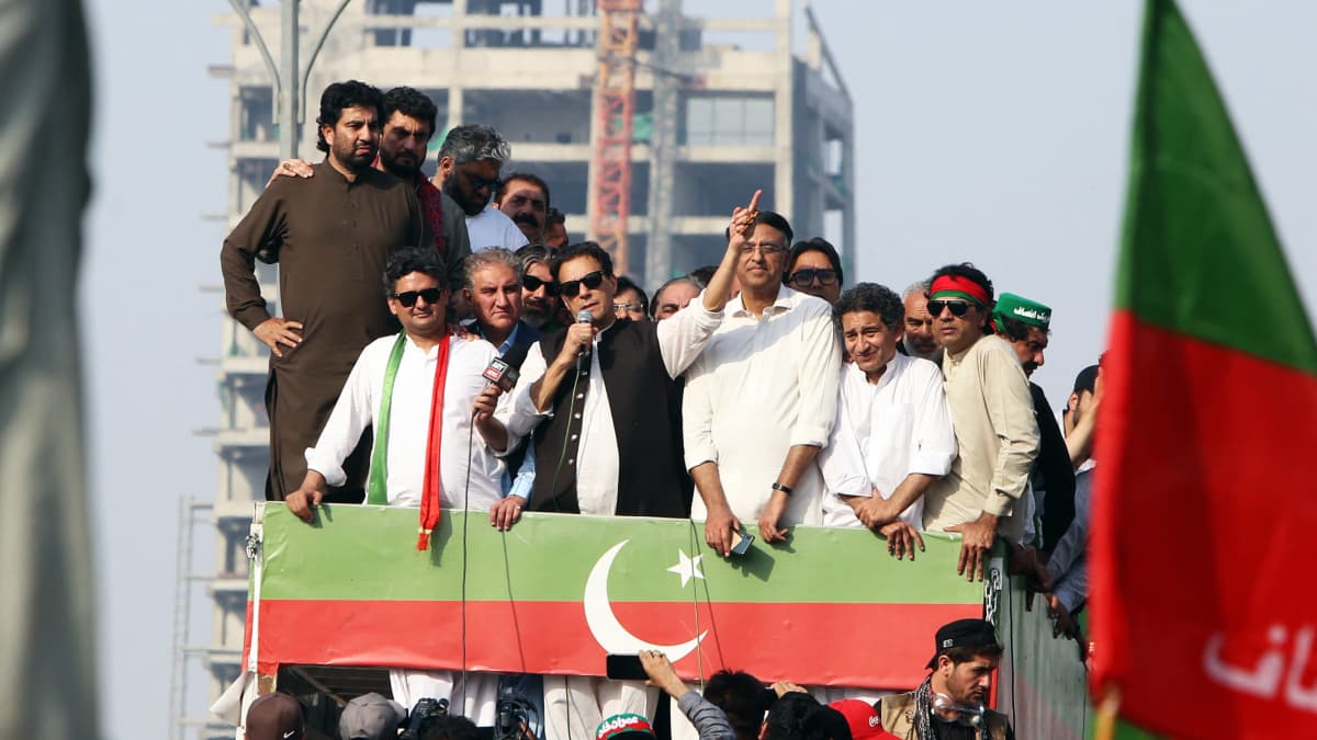 Imran Khan puhuu ihmisten täyttämältä kuorma-auton lavalta väkijoukolle.