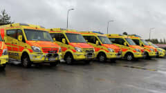 Ambulansseja pelastusharjoituksessa Lappeenrannassa Lavolan paloaseman pihassa.