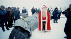 Neuvostoliittolainen ohjus putosi Inarinjärveen. Ihmiset ihmettelevät maaliohjuksen osaa Inarinjärven jäällä 2.2.1985