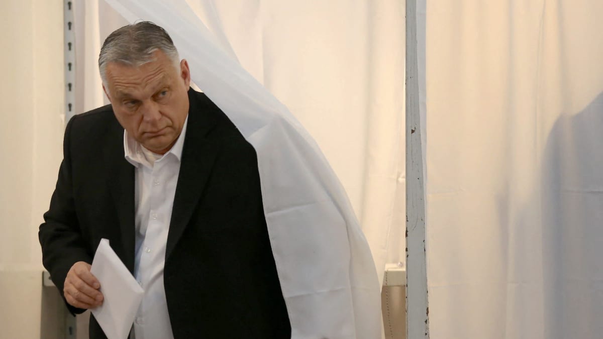 Viktor Orban äänestämässä.