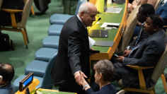 Two people shake hands at the UN General Assembly.