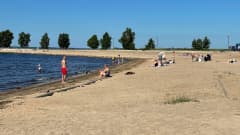 Ihmisiä viettämässä kesäpäivää Nallikarin uimarannalla Oulussa.