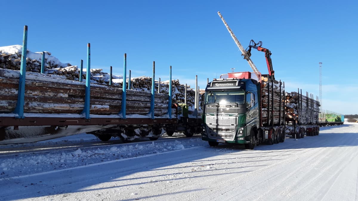 Kuorma-auto lastaa puuta junanvaunuun Kontiömäessä, Kainuussa.