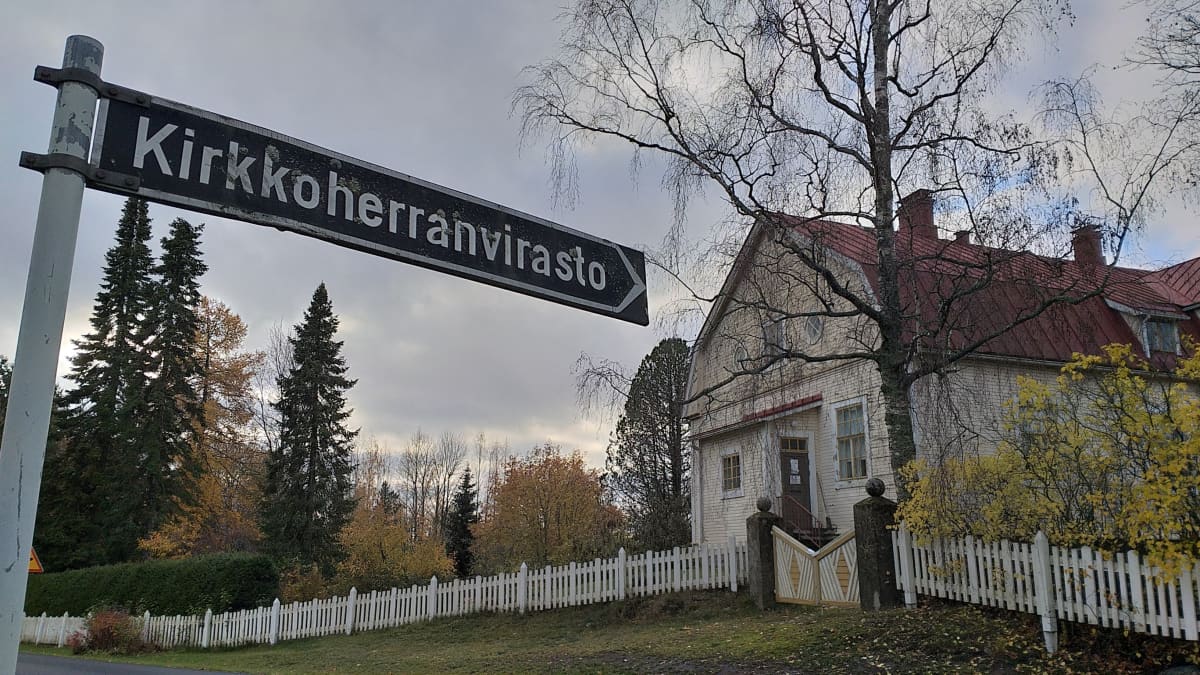 Rakennukseen osoittava kyltti.