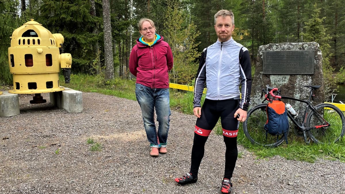 Vehkataipaleen kyläyhdistyksen puheenjohtaja Kirsti Laine ja Lappeenrannan Pyöräilijöiden sihteeri Matti Pesu.