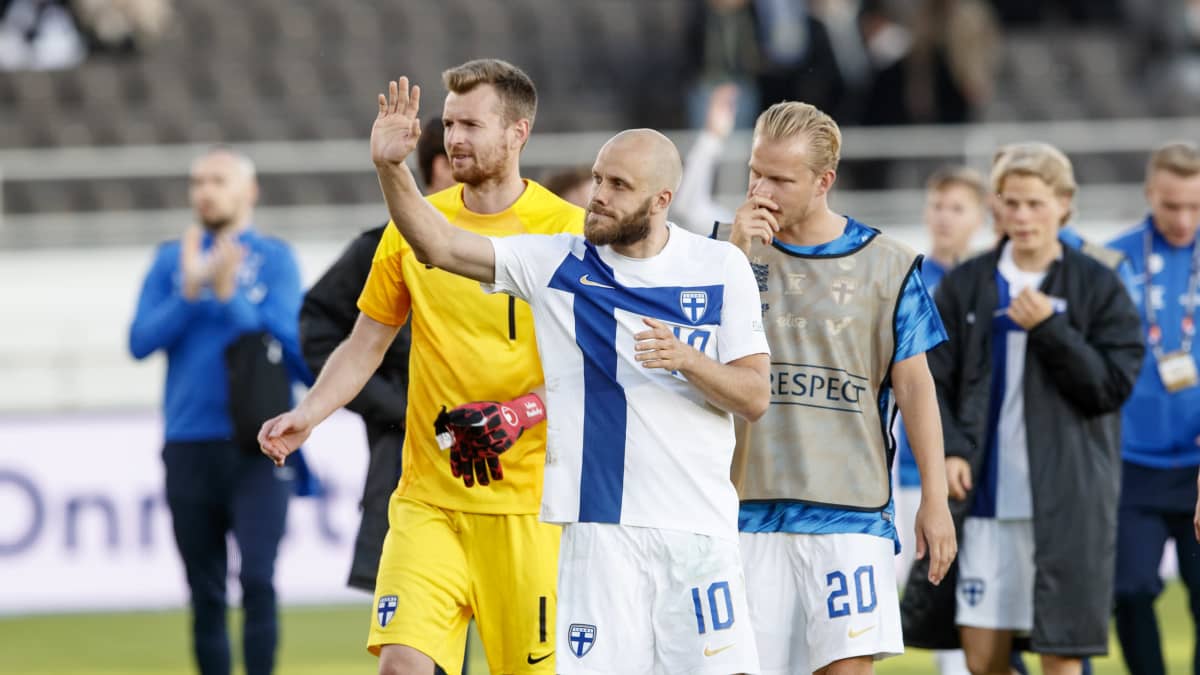 Teemu Pukki, Lukas Hradecky ja Joel Pohjanpalo kiittävät Bosnia-matsin jälkeen Olympiastadionin katsojia kannustuksesta.