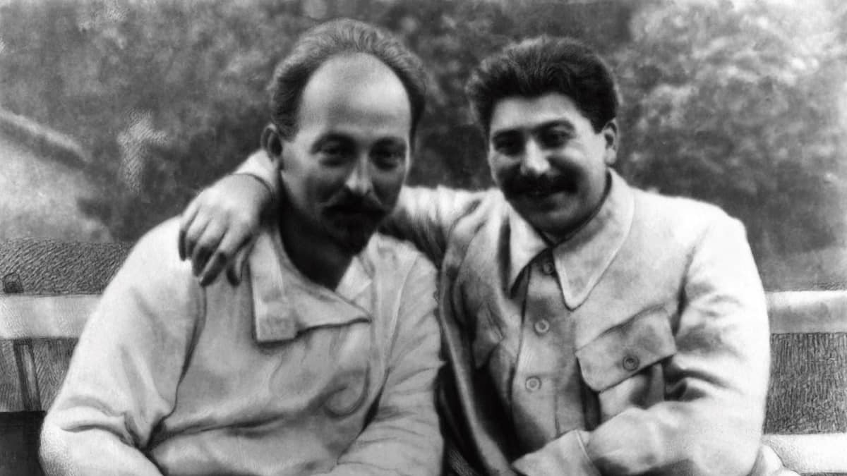 Mustavalkoisessa kuvassa Dzeržinski ja Stalin istuvat puutarhassa.Stalin pitää kättään Dzeržinskin olkapäällä. Molemmat hymyilevät, Stalin leveämmin.