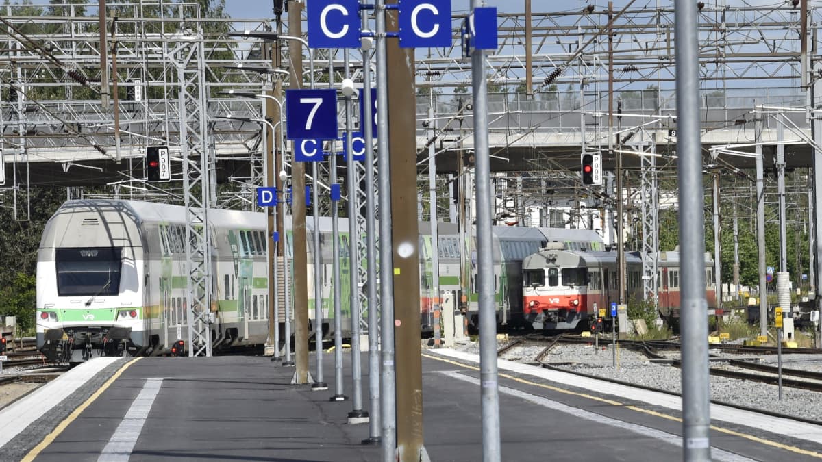 Kaukojuna (vas.) ja R-juna Riihimäen juna-asemalla 6. heinäkuuta 2020.