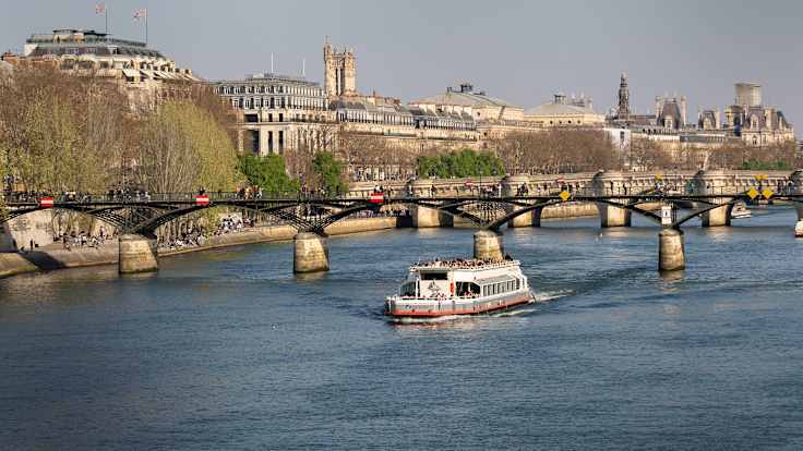 Jokiristeily Seinellä Pariisissa.