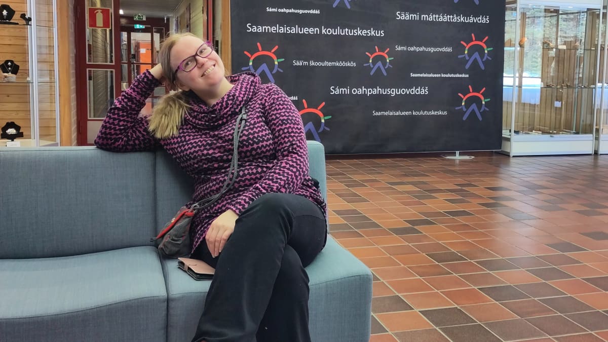 Ulpu Mattus-Kumpunen istuu sohvalla Saamelaisalueen koulutuskeskuksessa Inarissa.