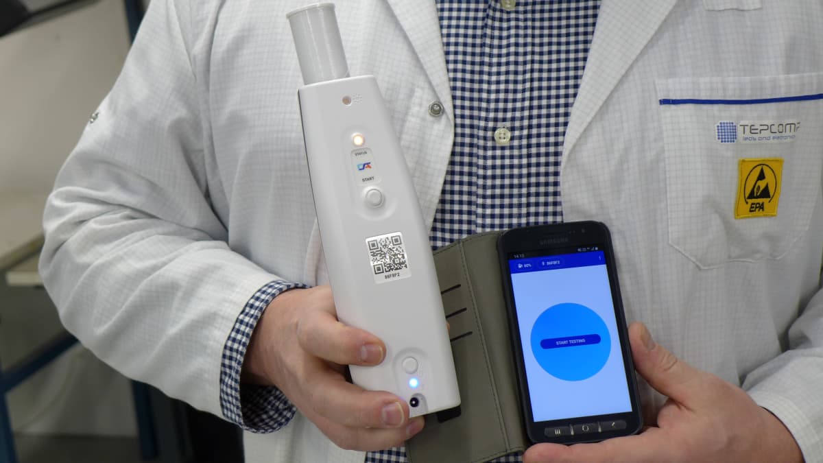 Puhallustesteri ja älypuhelin lähikuvassa