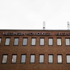 Helsingin hovioikeuden kyltti syyskuussa 2022.