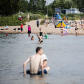 Hietaniemen uimarannalla Helsingissä vietettiin hellepäivää 15. heinäkuuta.